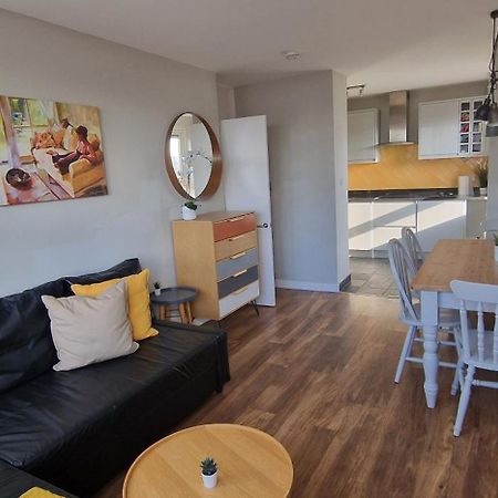 Beautiful 3-Bedroom Flat With Stunning Views London Exteriör bild